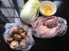 材料备好，鸡蛋后来加了一个，总共用了两个鸡蛋