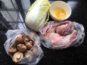 材料备好，鸡蛋后来加了一个，总共用了两个鸡蛋
