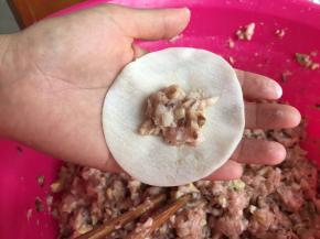 取一些肉馅儿包在皮中心