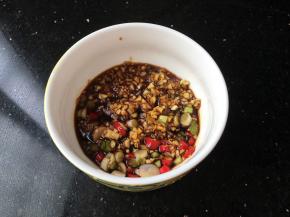这个时候来准备调味料，大蒜沫姜沫葱沫小米辣切圈，淋入生抽