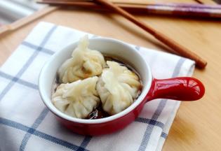 吃的时候可以蘸，也可以直接放进味碟里面，味碟加点醋就行了