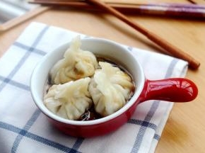 吃的时候可以蘸，也可以直接放进味碟里面，味碟加点醋就行了