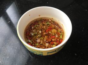 烧热油淋上做调味料待用