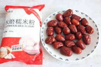 准备食材，我用的是现成的糯米粉。