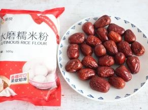 准备食材，我用的是现成的糯米粉。