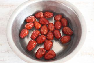 红枣用清水浸泡1个小时。