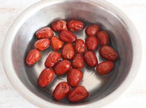 红枣用清水浸泡1个小时。