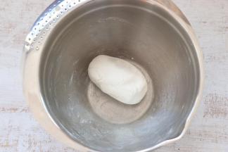 糯米粉中，少次多量的加入温水，揉成光滑的面团。