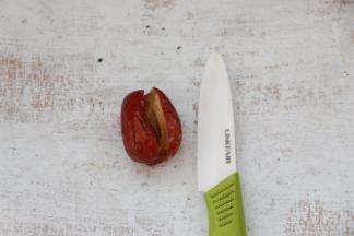 红枣用小刀切开抠出枣核儿。