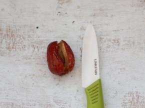 红枣用小刀切开抠出枣核儿。