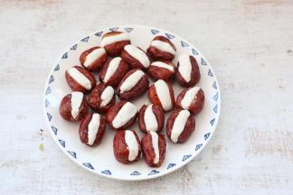 取少量面团，捏成枣核状塞入红枣呢。