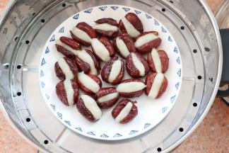 将制作好的食材冷水上锅，