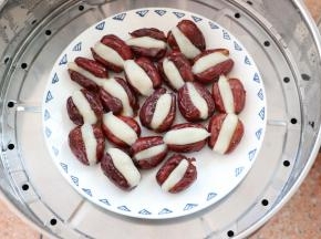 将制作好的食材冷水上锅，