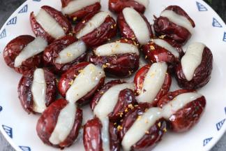 将熬好的汤汁淋在红枣上即可。