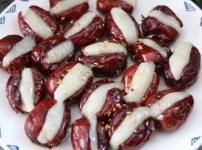 将熬好的汤汁淋在红枣上即可。