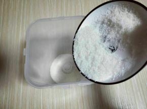 首先将白砂糖倒入酸奶盒中。