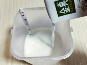 先倒入一盒牛奶。(250ml一盒)搅拌均匀，使白砂糖融化，再加入另外3盒牛奶，再次搅拌均匀。盖上酸奶盒的盖子。启动面包机，按酸奶发酵功能，酸奶最佳的发酵时间为8小时，如果时间来不及的话至少也要5小时以上