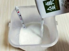 先倒入一盒牛奶。(250ml一盒)搅拌均匀，使白砂糖融化，再加入另外3盒牛奶，再次搅拌均匀。盖上酸奶盒的盖子。启动面包机，按酸奶发酵功能，酸奶最佳的发酵时间为8小时，如果时间来不及的话至少也要5小时以上