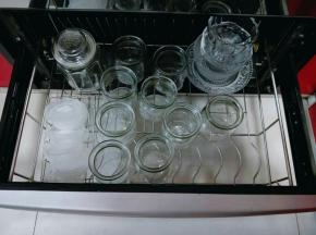 同时装酸奶的瓶子一定要消毒。(消毒方式有很多，比如高温消毒法，开水煮烫消毒法，我用的是消毒柜)