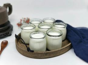 将做好的酸奶装入(消过毒的酸奶瓶中，盖上盖子，待冷后冰箱冷藏保存)尽快吃完，因为自己做的没有添加剂，保质期很短。