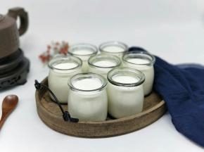 将做好的酸奶装入(消过毒的酸奶瓶中，盖上盖子，待冷后冰箱冷藏保存)尽快吃完，因为自己做的没有添加剂，保质期很短。