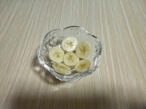 将香蕉去皮，切片，摆放再杯子里。