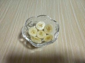 将香蕉去皮，切片，摆放再杯子里。