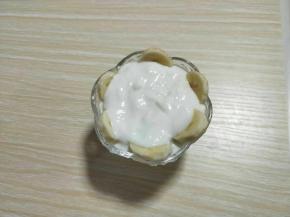 再将做好的酸奶加入杯中。