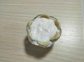 再将做好的酸奶加入杯中。