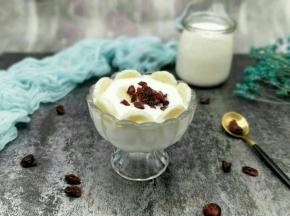 酸奶上面放上蔓越莓干，吃的时候盛一勺，那口感无以伦比的美味～