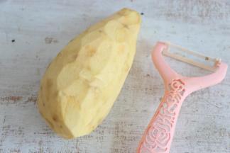 红薯去皮。南瓜去皮去籽后，切成小块。