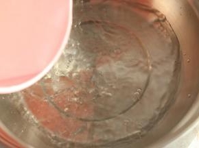 锅内倒入适量清水。