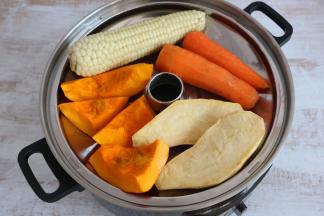 水开后，将所有食材放在电蒸锅的桑拿盘上，盖上锅盖。