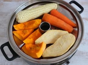 水开后，将所有食材放在电蒸锅的桑拿盘上，盖上锅盖。
