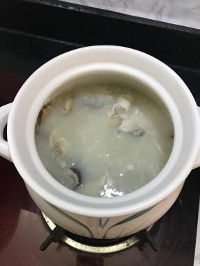 大火煮开，加入适量盐，煮2分钟后熄火。