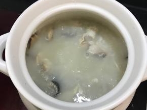 大火煮开，加入适量盐，煮2分钟后熄火。