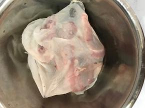 将生鱼骨洗干净放入煲汤袋中。