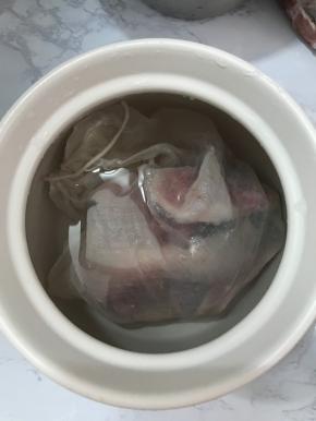 锅中加入适量清水，将煲汤袋放入，大火煮开。