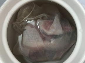 锅中加入适量清水，将煲汤袋放入，大火煮开。