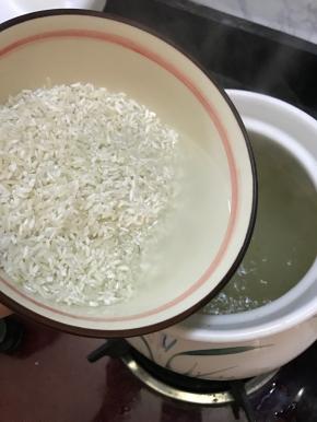 煮开后加入洗干净的大米。
