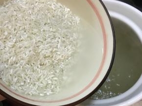 煮开后加入洗干净的大米。