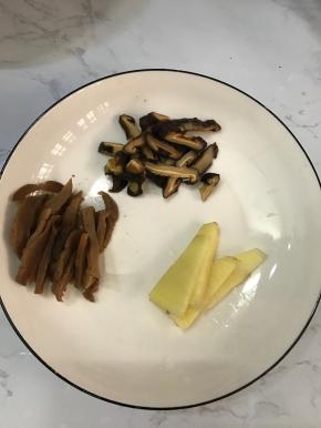 香菇、萝卜干提前用水浸泡，并将其切丝，姜切片。放入锅中，转中小火煲20分钟左右，期间注意搅拌，以防糊锅。