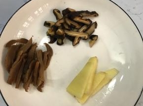 香菇、萝卜干提前用水浸泡，并将其切丝，姜切片。放入锅中，转中小火煲20分钟左右，期间注意搅拌，以防糊锅。