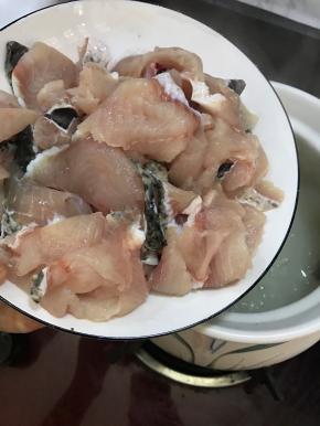 待粥变浓稠，加入生鱼片。