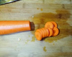 胡萝卜清洗干净，切片