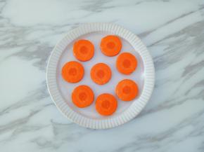 切好的胡萝卜片摆入盘中