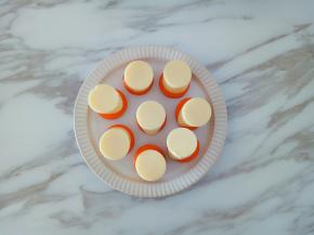 将日本豆腐摆在胡萝卜上