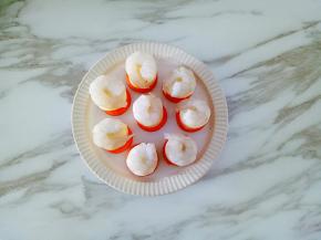 将腌制好青虾仁摆放在日本豆腐上，上锅蒸5分钟