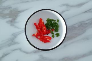 蒸虾仁的时候切点红辣椒，小葱叶，等下装饰用