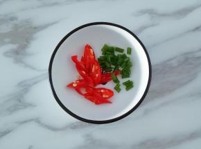 蒸虾仁的时候切点红辣椒，小葱叶，等下装饰用